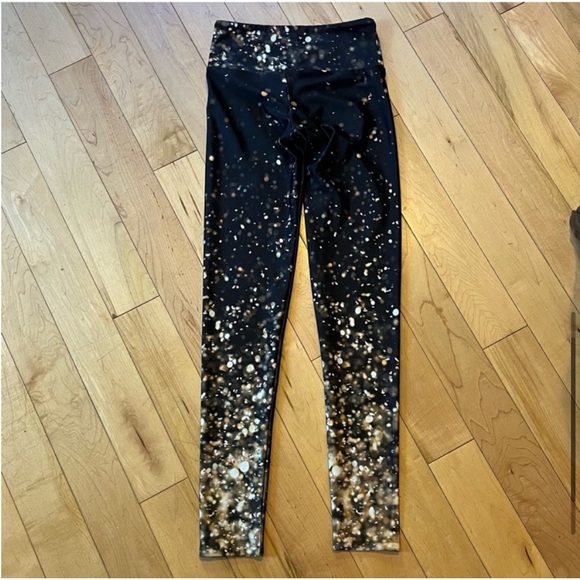 Goldsheep Falling Lights Gold Black
Leggings size extra small - Picture 7 of 9